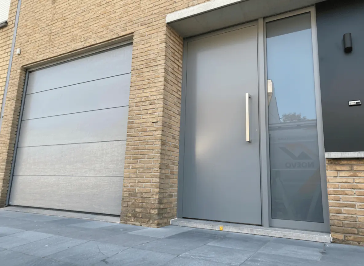 Lichte garagepoort en buitendeur vóór herlakken Lichte garagepoort en buitendeur vóór herlakken